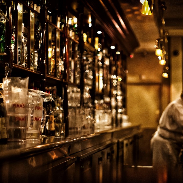 Macho Alfa 101: Cómo Sobrevivir en un Bar